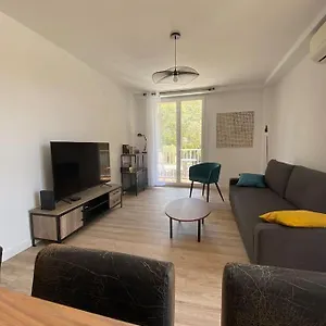  Appartement Grand T2 53m2, Proche Plages Et Port , Parking .